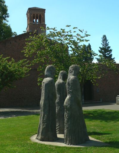 ThreeStatuesChicoStateU.jpg, 41 kB