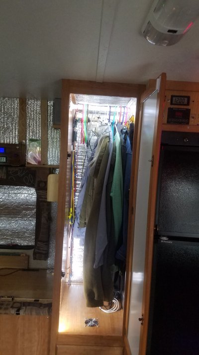 LightClosetRef.jpg, 52kB