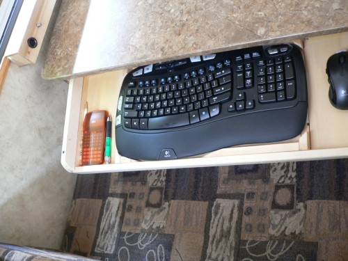 Table-Desk-RKeyBoard.jpg, 56kB