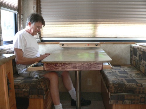 Table-Desk-Sitting.jpg, 46kB